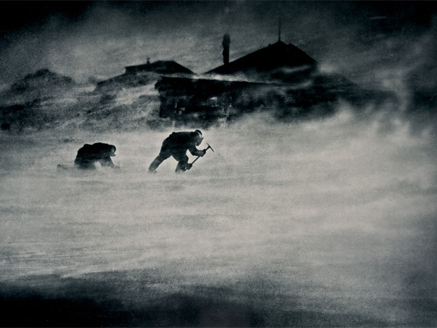 australian-antarctic-explorers-chop-ice-615